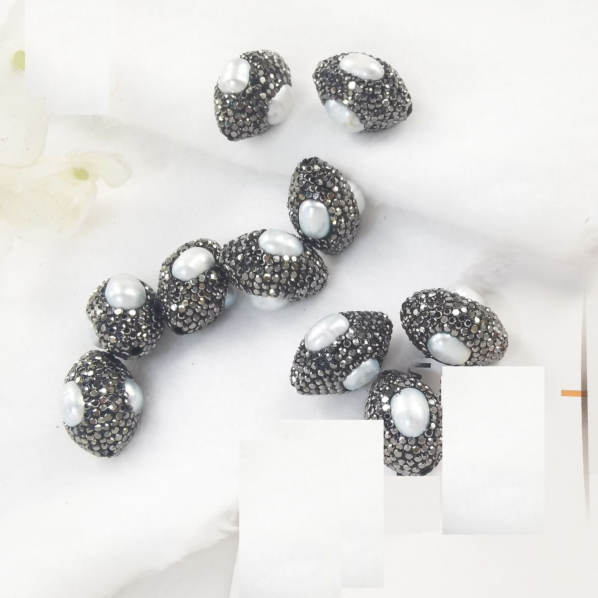 Pearl set black diamond (perforation)