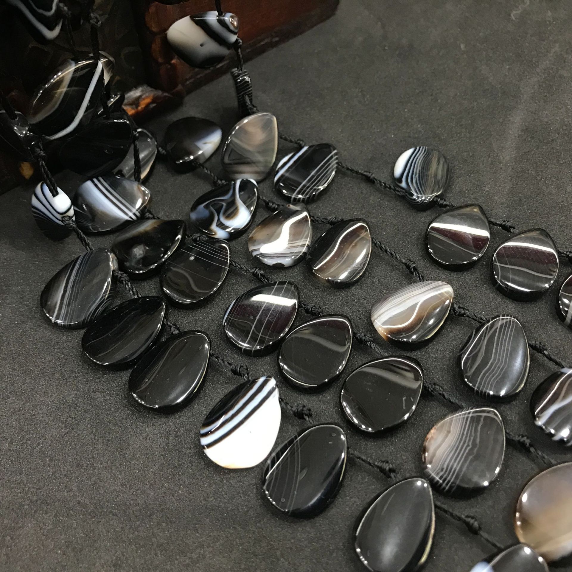 9:Black striped agate