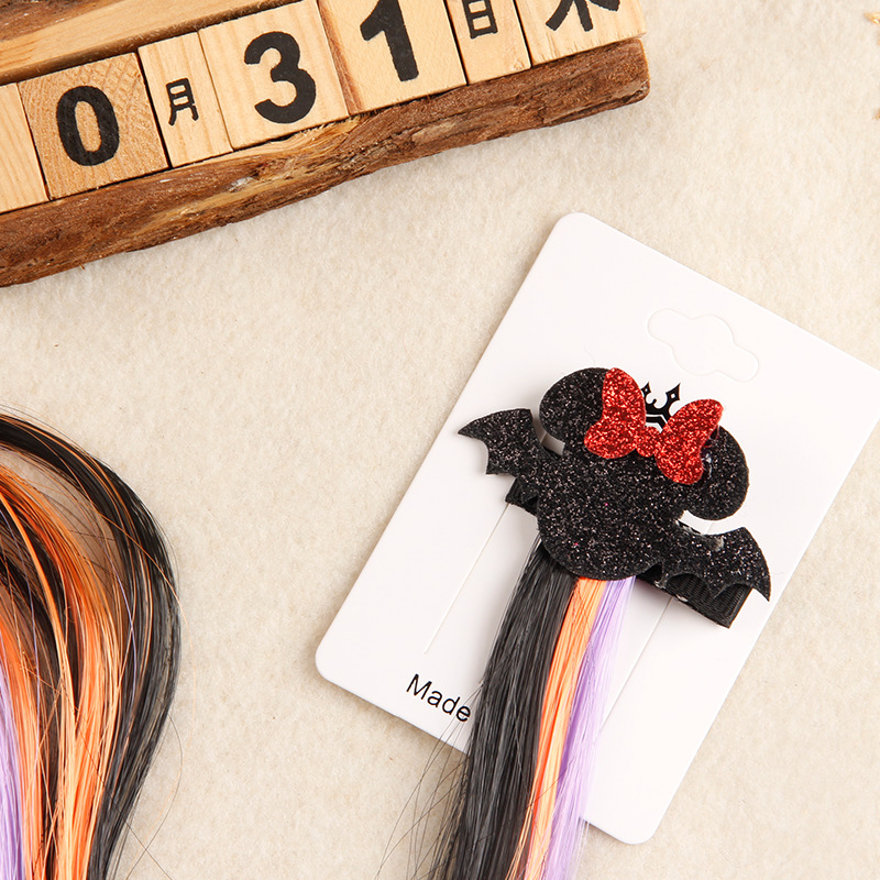 2:Black bat flutters hair pins