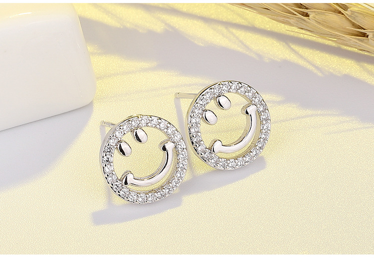 2:Smile expression ear stud 11mm