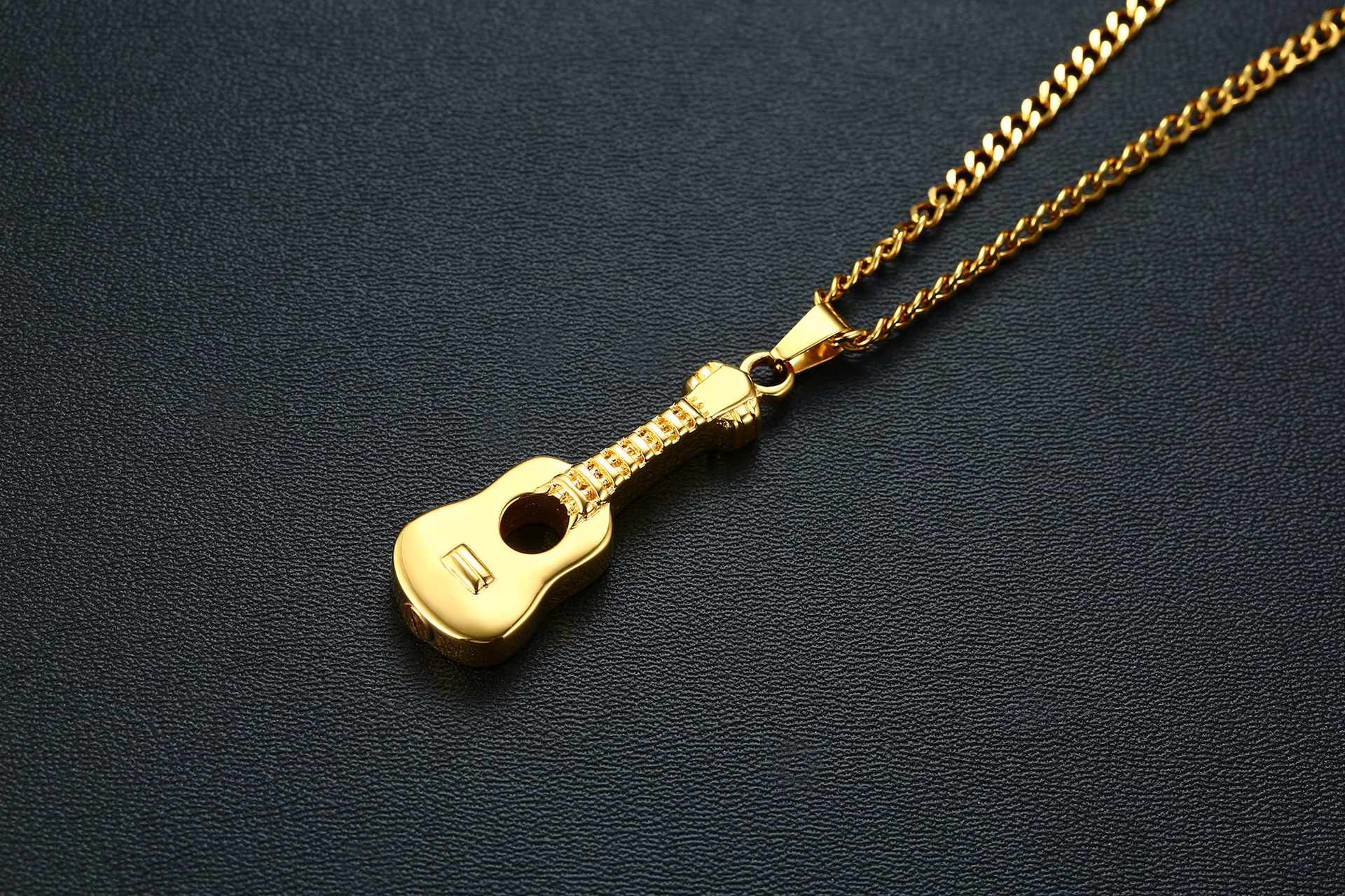 Gold pendant + distribution chain