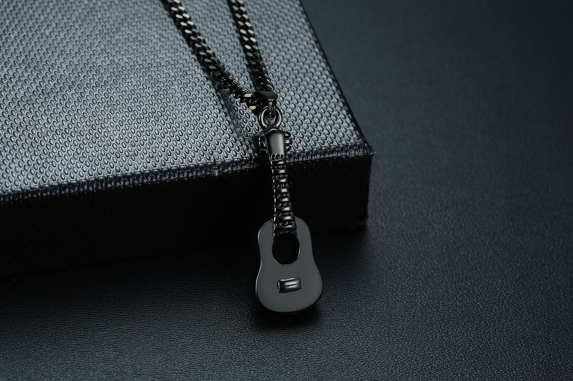 Black pendant + distribution chain