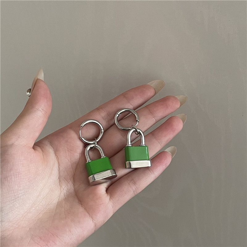 2:A pair of earrings 4.5cm