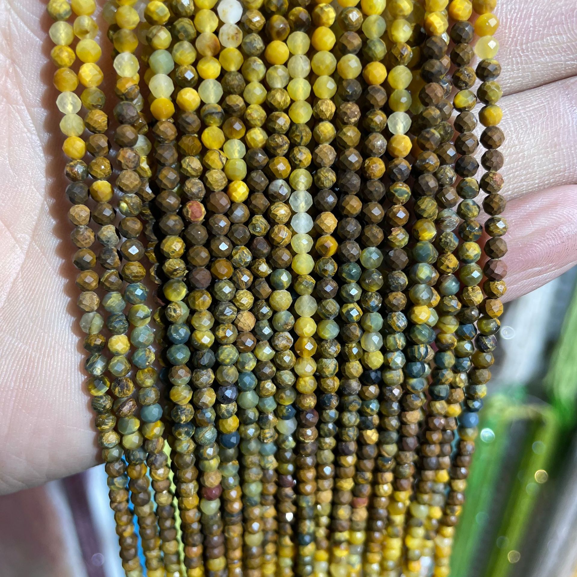 3mm (about 125 beads/strand)