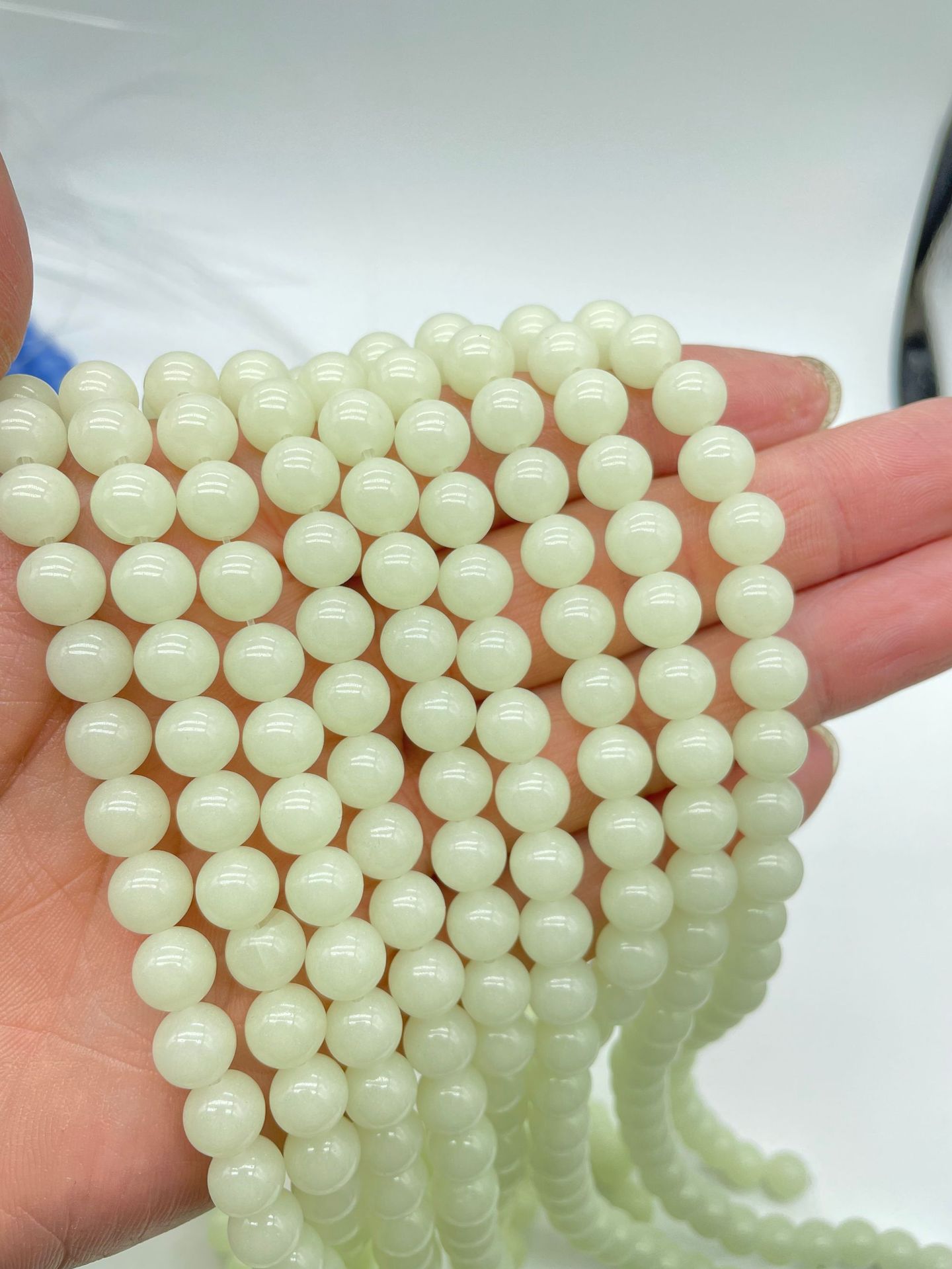 Light green luminous stone 8mm (about 90 pieces)