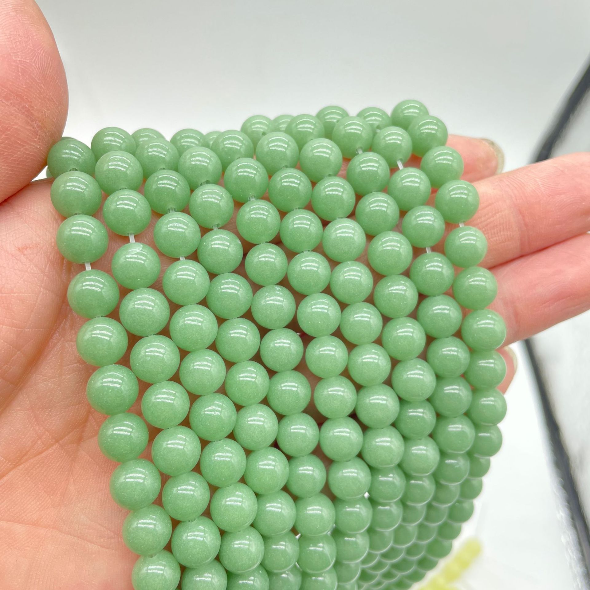 Green luminous stone 8mm (about 90 pieces)