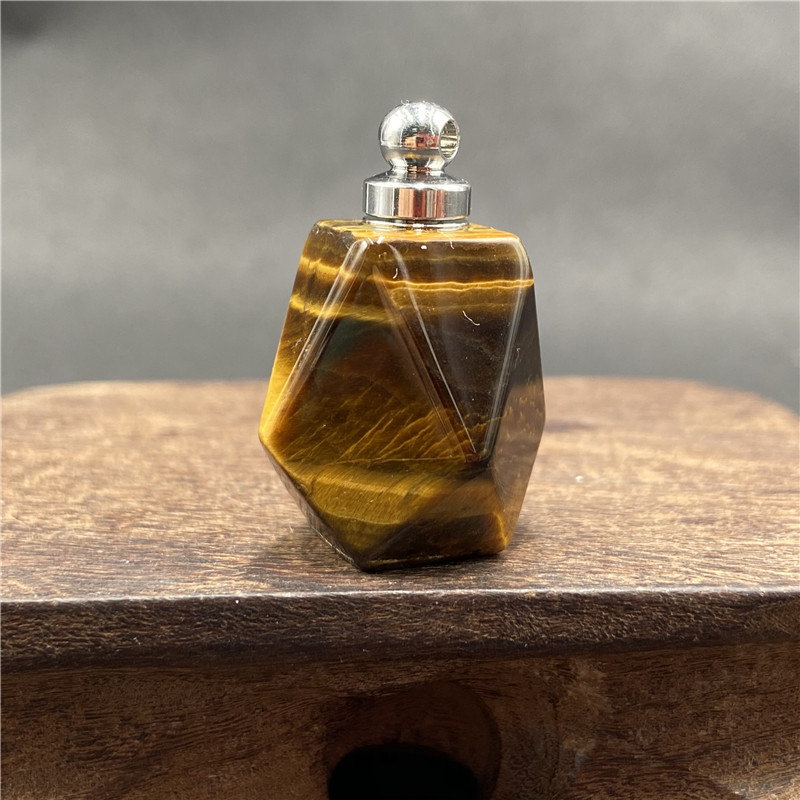 10:Tiger's eye, silver cover