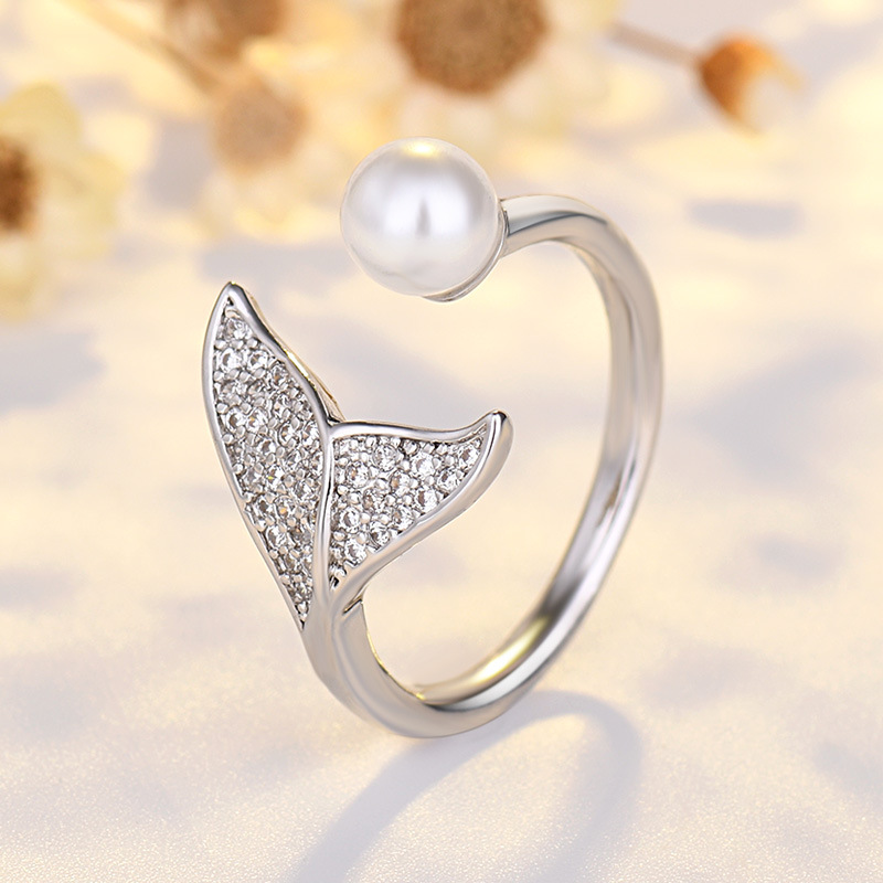 Fishtail ring white diamond