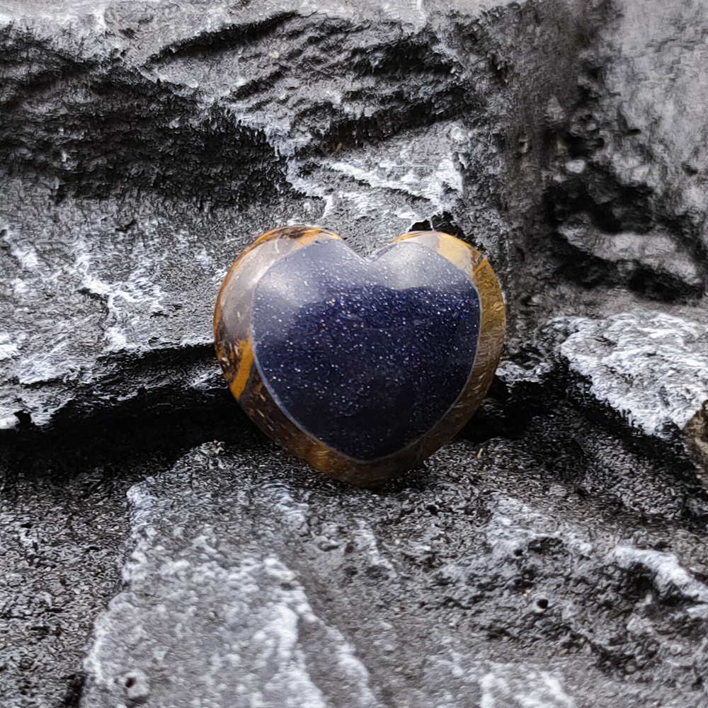 Tiger eye stone splicing to synthesize blue sand