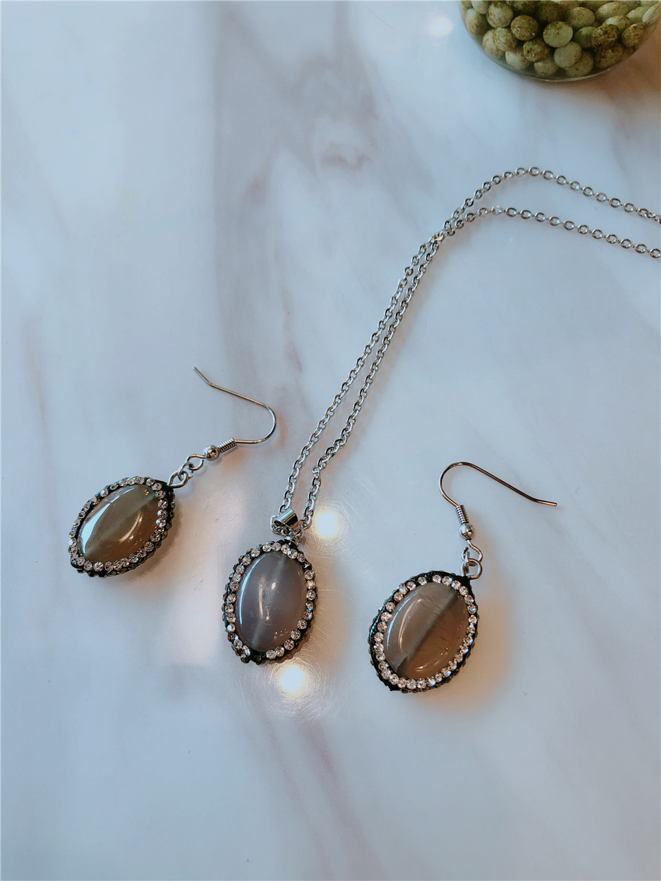 16:A set of grey earrings (10x20mm, chain length 40cm)