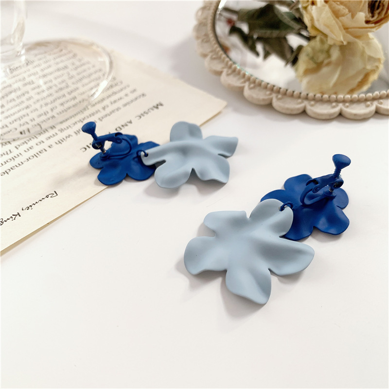 Light blue screw ear clamp