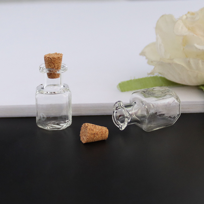 More than 1000 transparent square bottles (lace mo