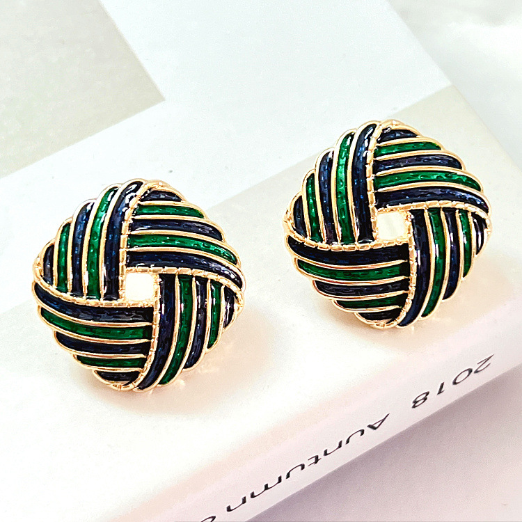 2:ear studs 2.5cm