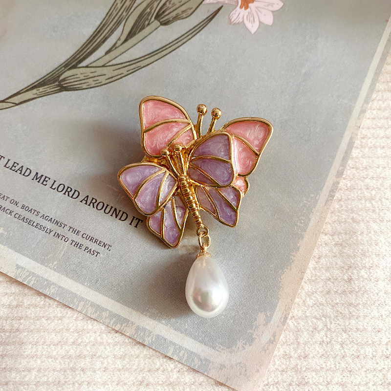 1:Plastic Pearl Brooch 3.2*5cm