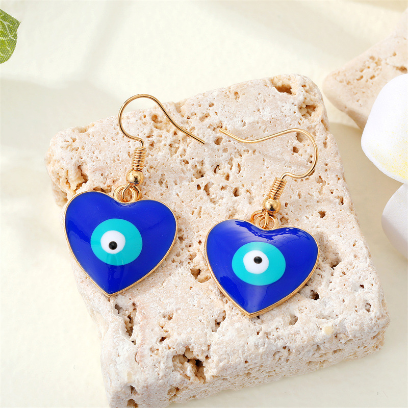 1:Heart-shaped eye and ear hook