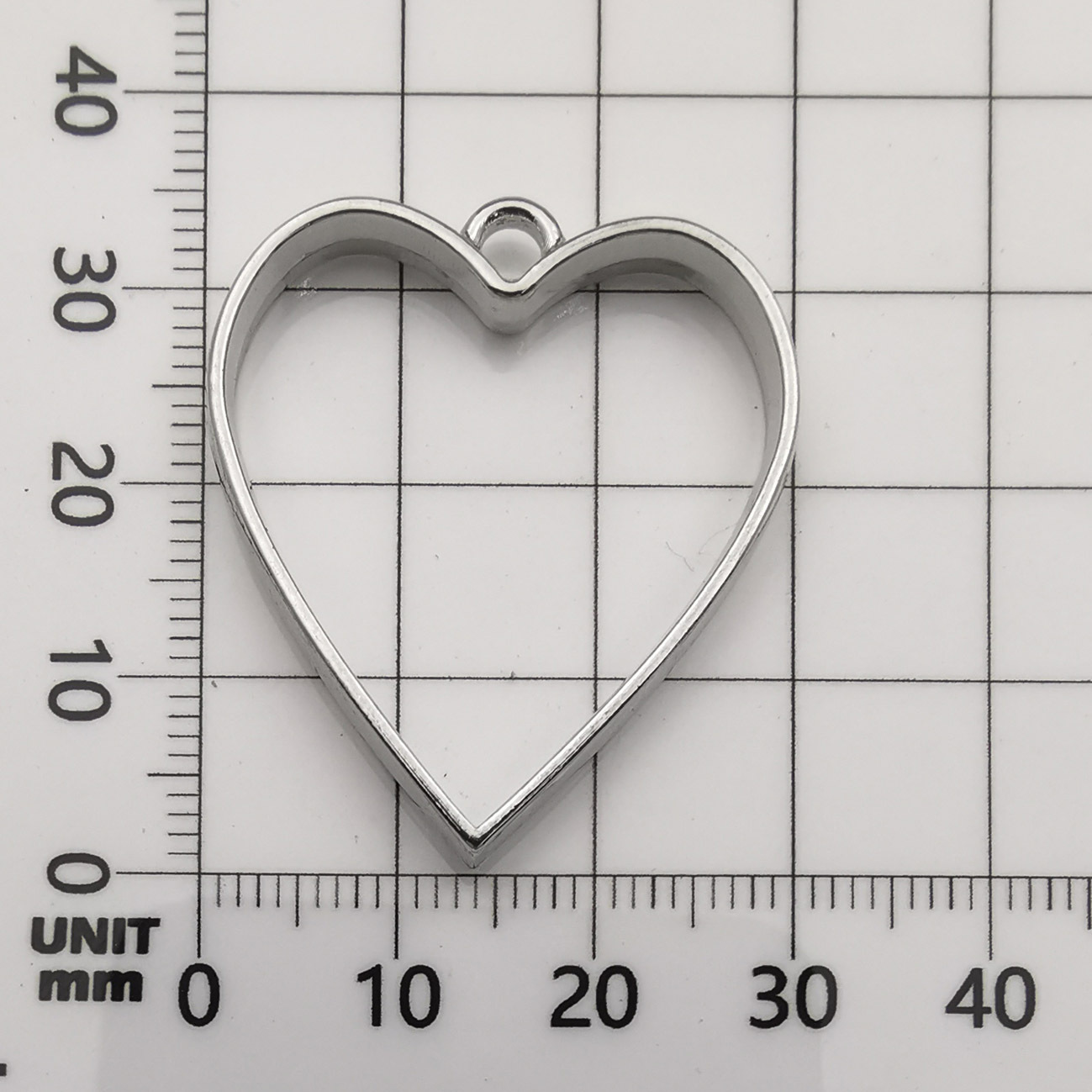 15:White K love heart 30x34mm