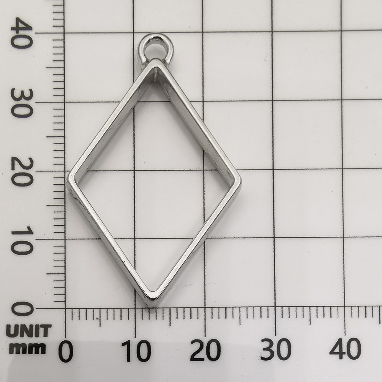 18:White K diamond 25x40mm