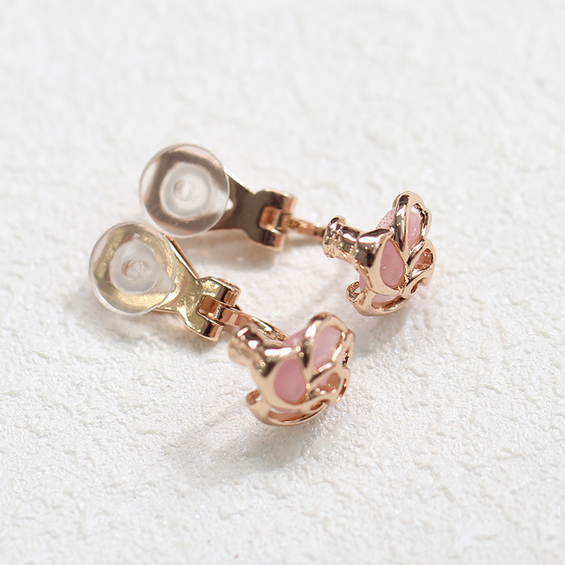 Gold powder ear clip