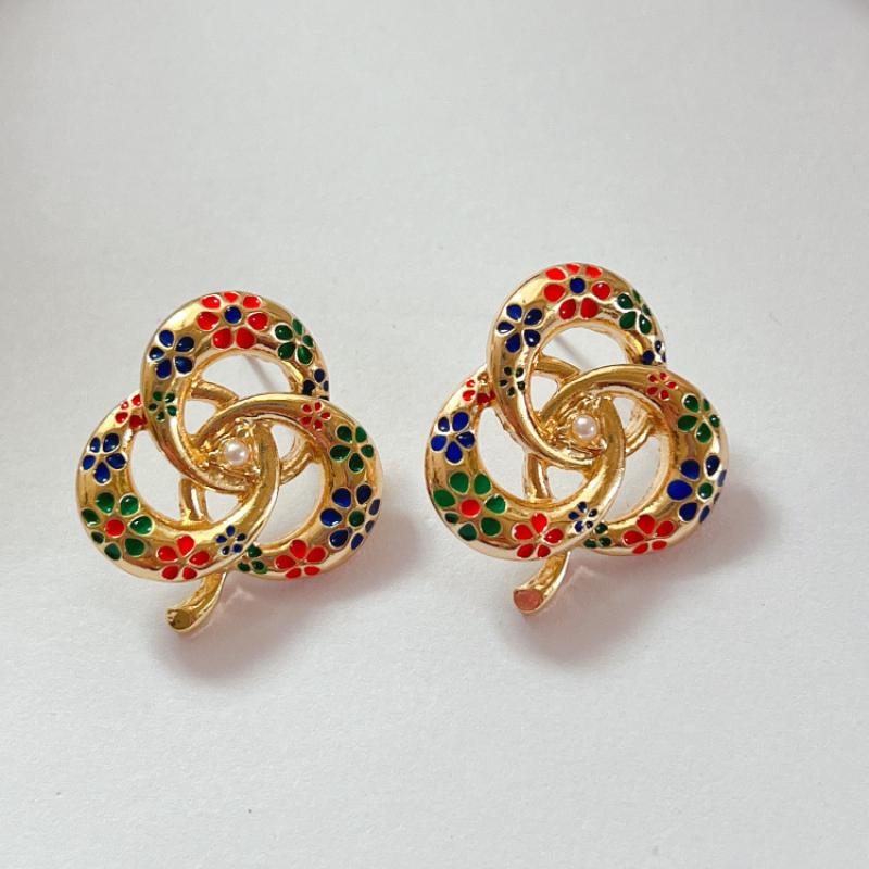 B earring 25x28mm