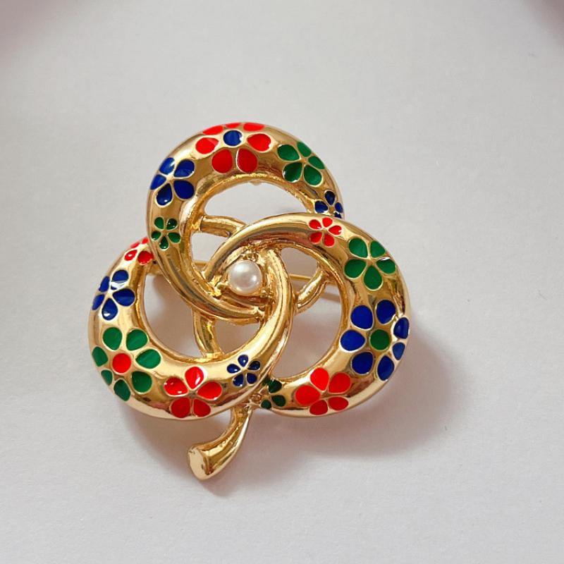 A brooch 38x44mm