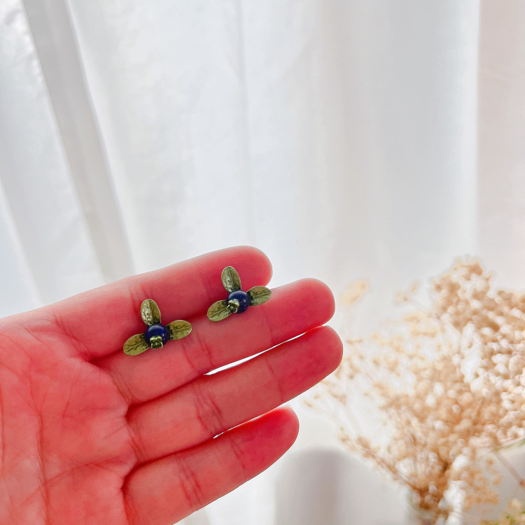 2:ear studs 1.9*1.5cm