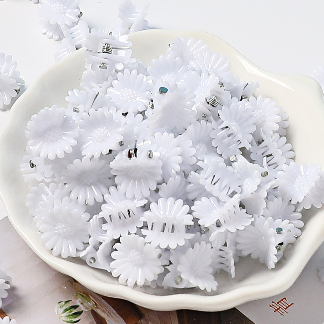 White Chrysanthemum Small Grip