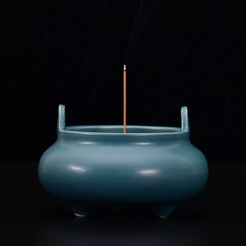 Deep sea blue three-legged stove