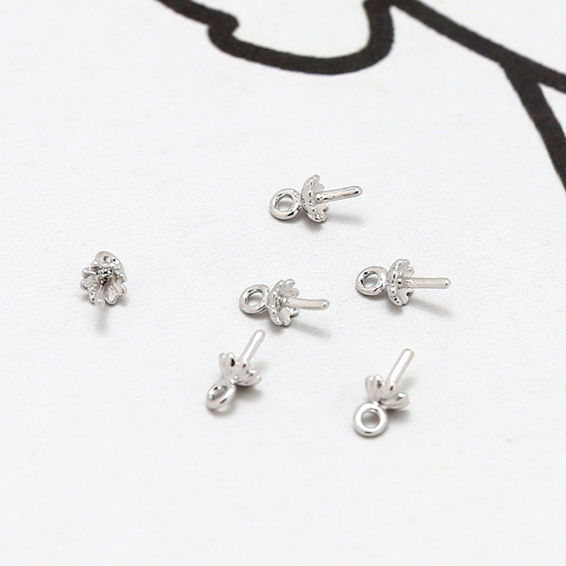 17:17# Small flower shape white k 3x4mm