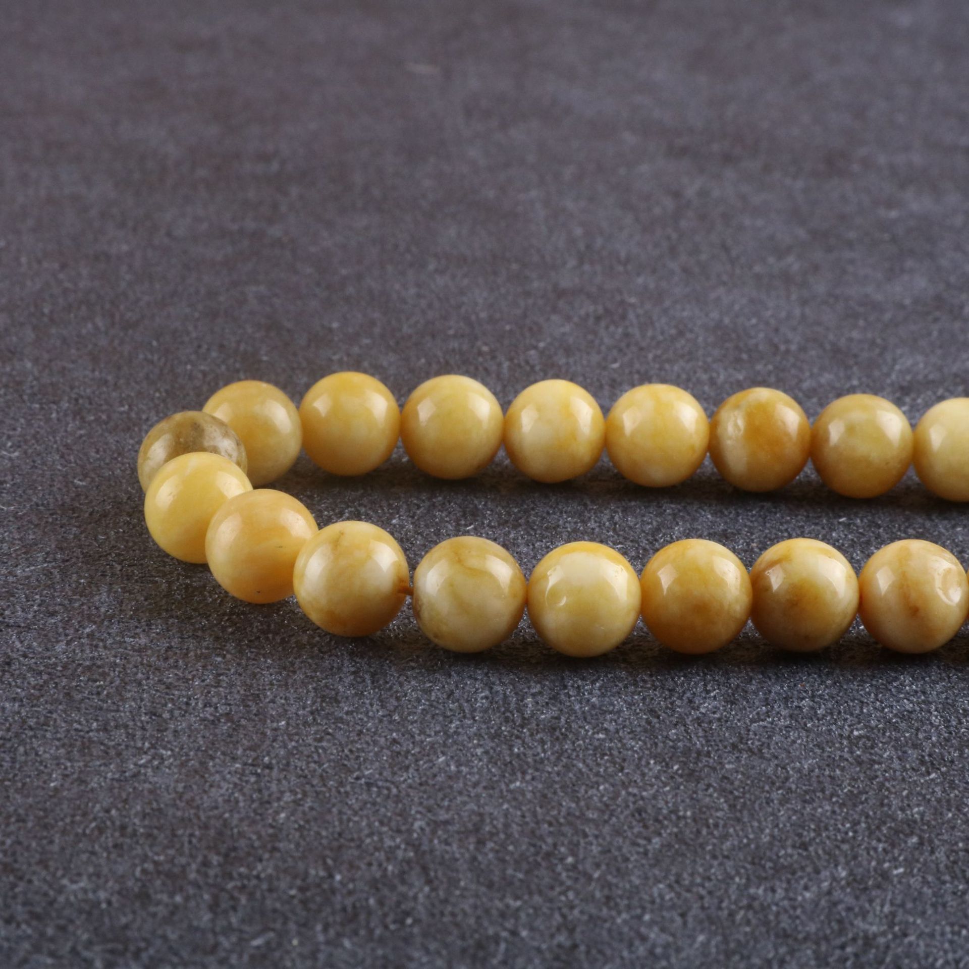 Beeswax 10mm (37pcs/strand)