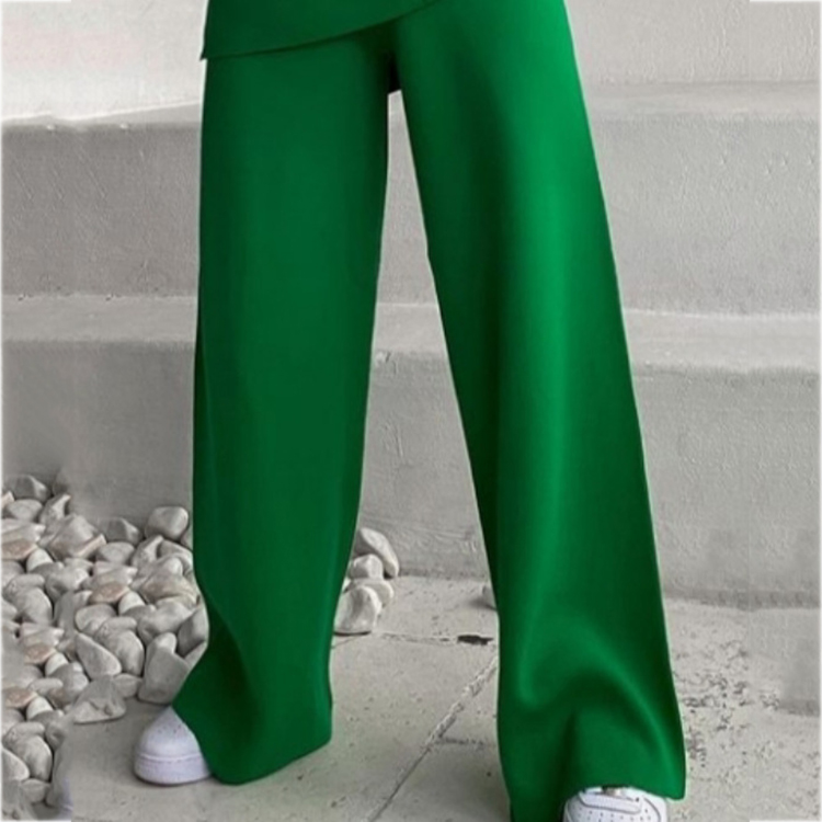 green pant