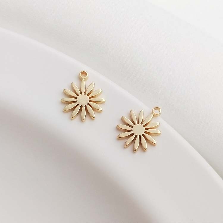 Small Daisy Pendant 7.5mm (1pc)