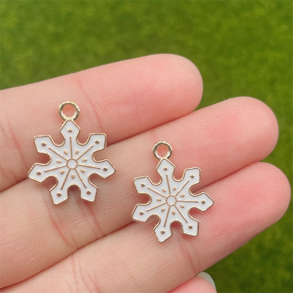 2:Snowflakes 17 x20mm