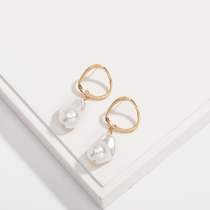 6:Irregular circle stud   pearl