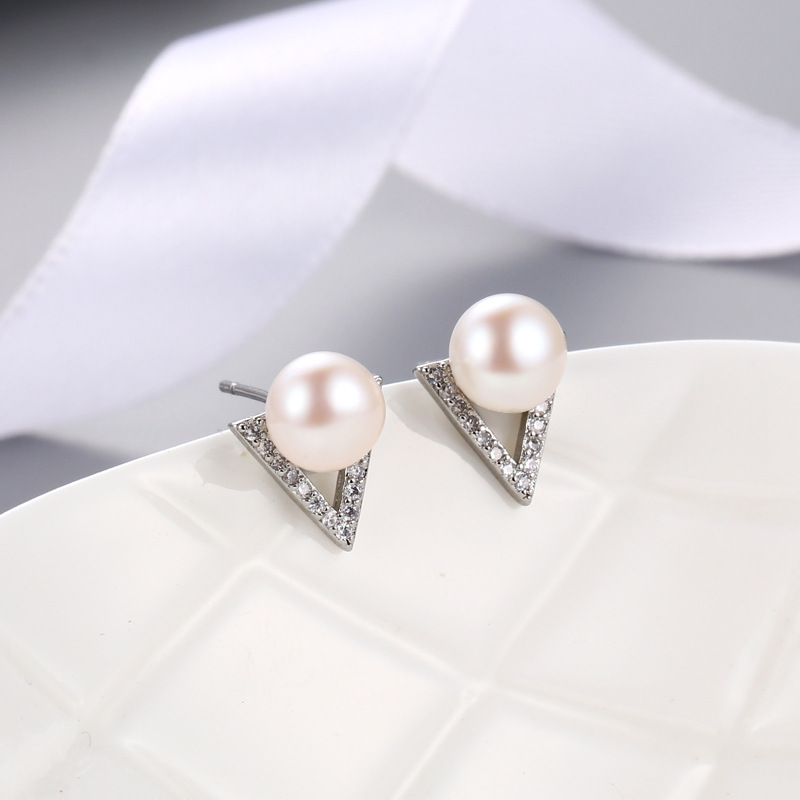 5:Platinum Color Stud Earring