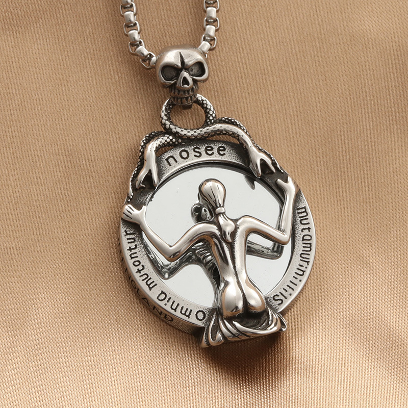 Silver pendant necklace