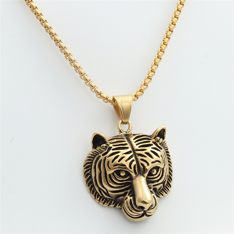 4:Gold pendant necklace