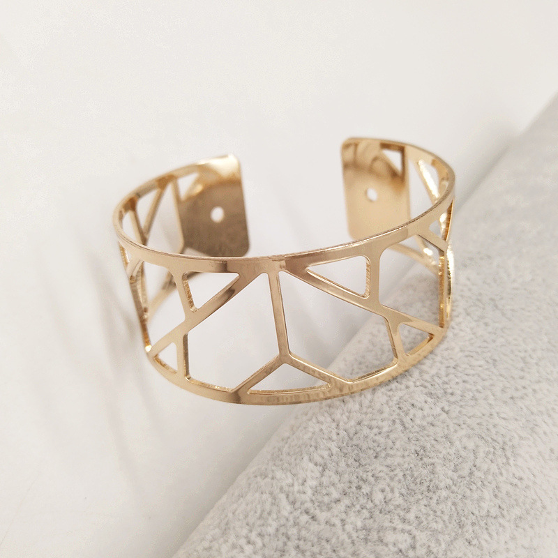 Retro geometric hollow gold