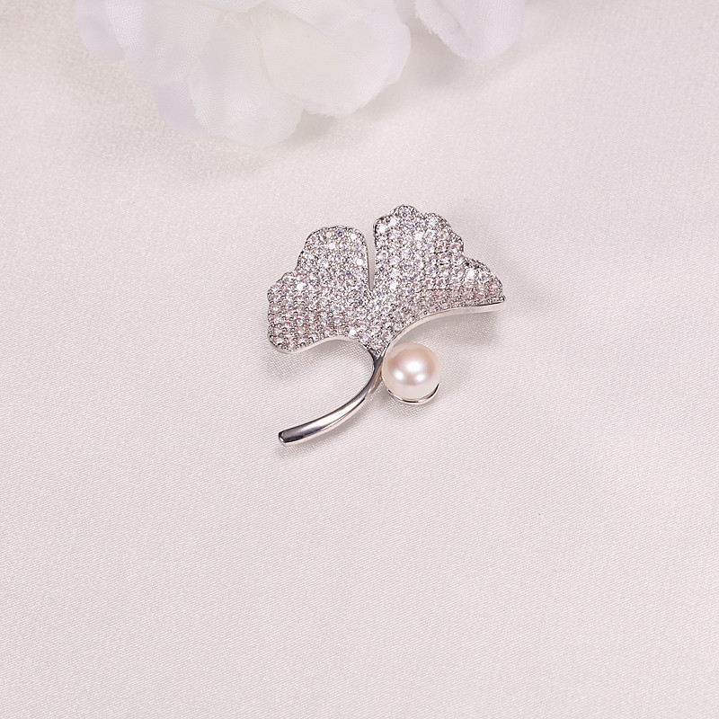 8mm white pearl platinum brooch