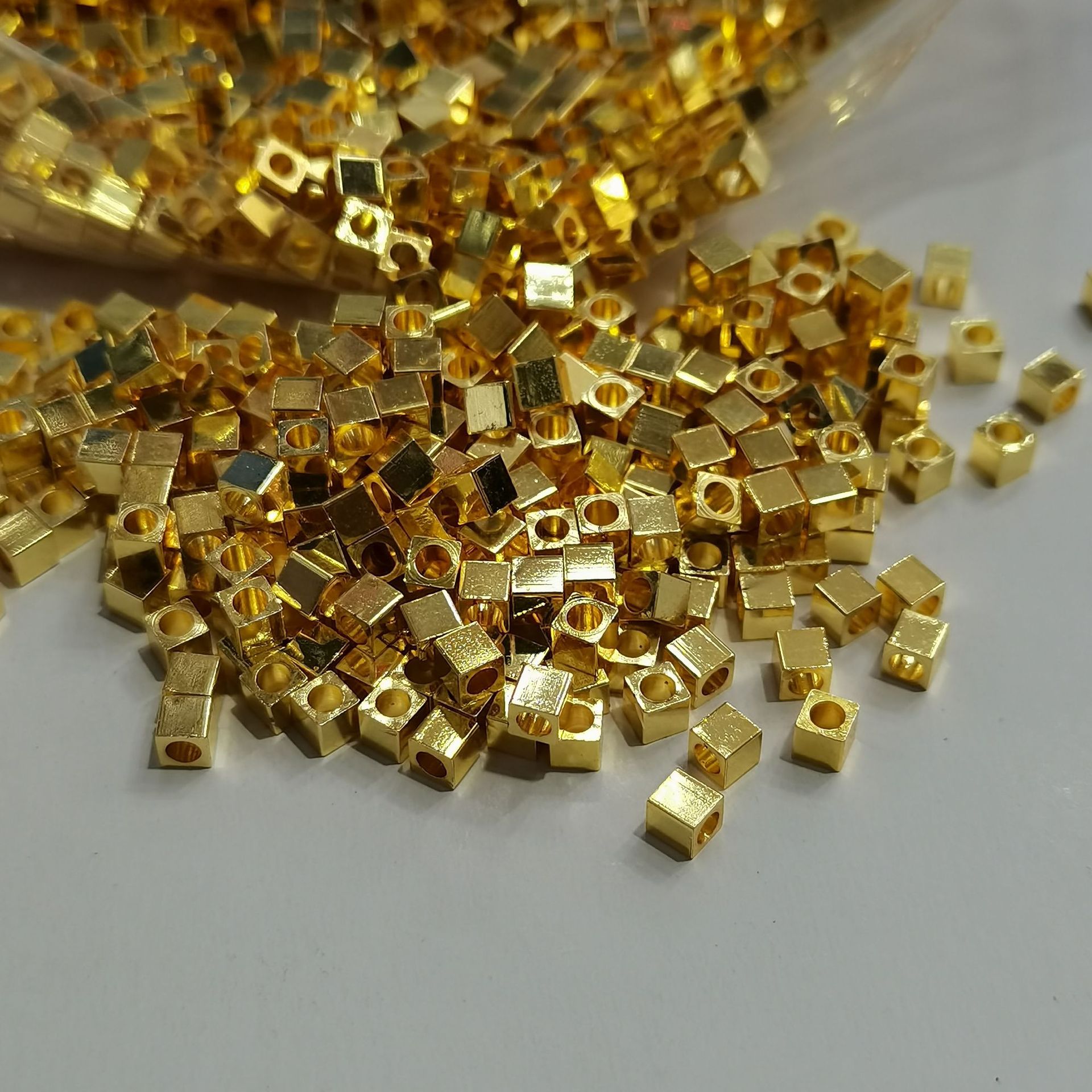 18K Gold 2x2mm