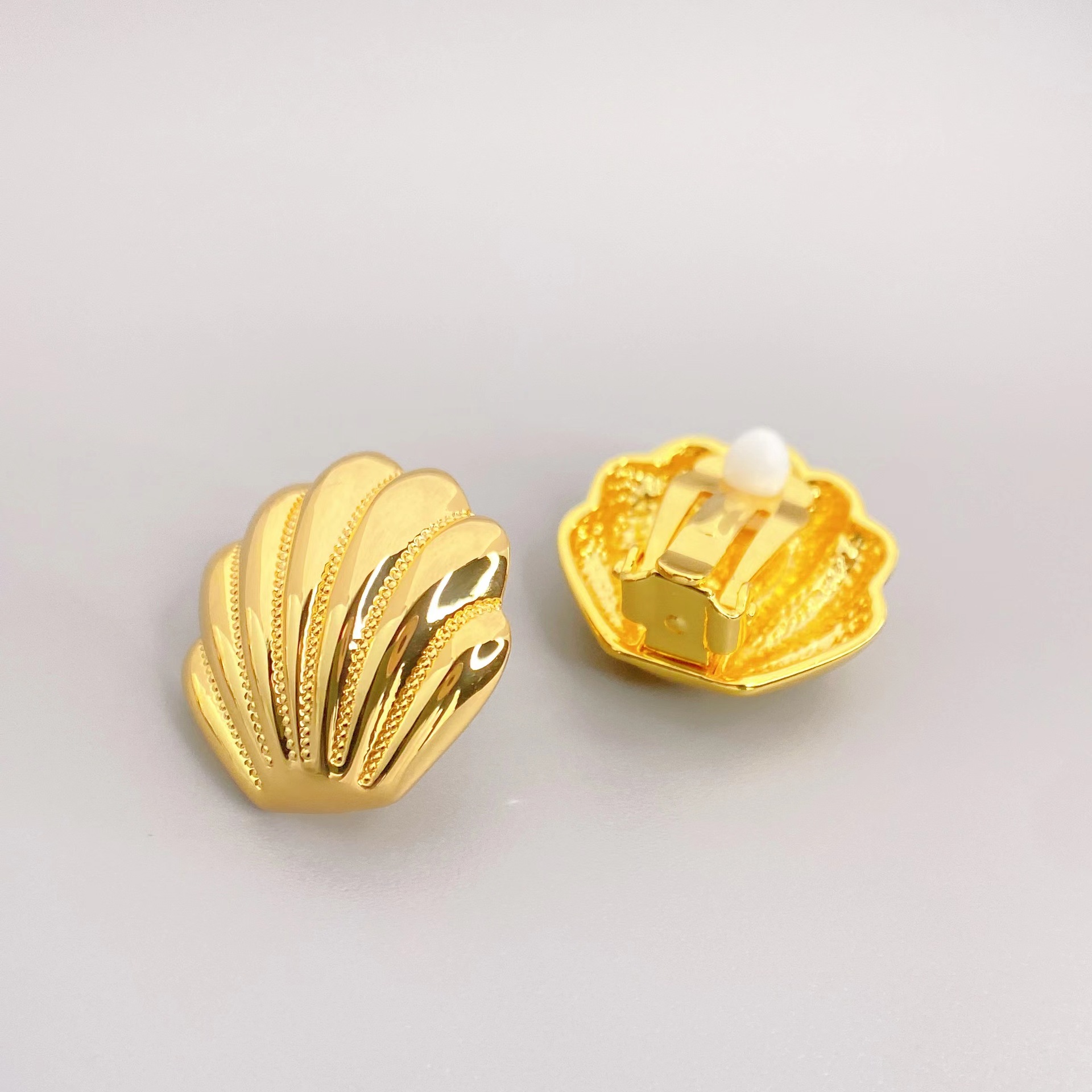 Gold (ear clip)