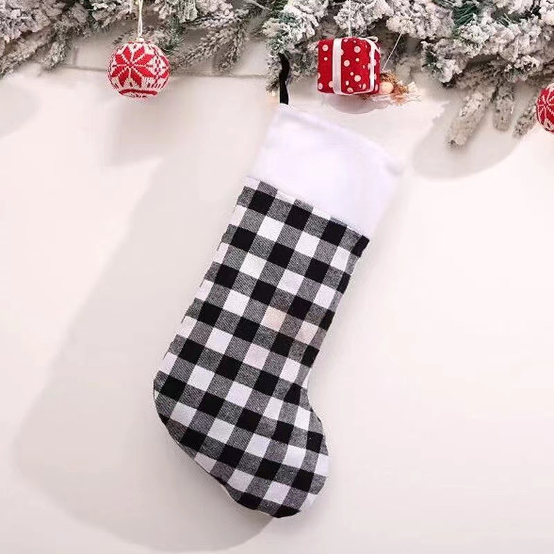 E-W42 large black and white checked socks 44cm