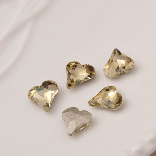 Small crooked heart 8*9MM