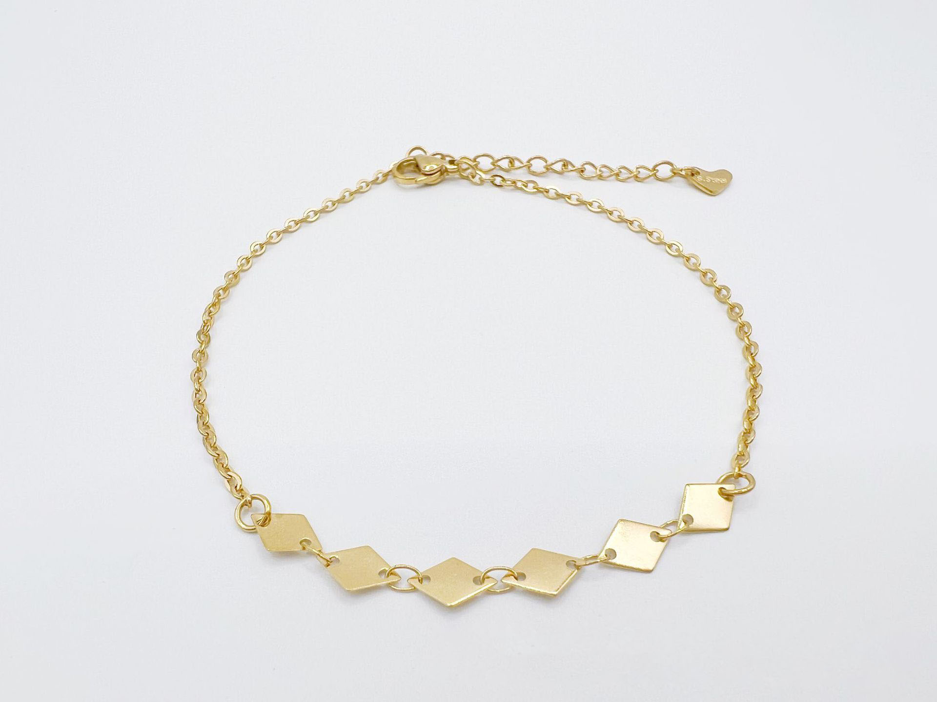 11:Diamond-shaped gold color