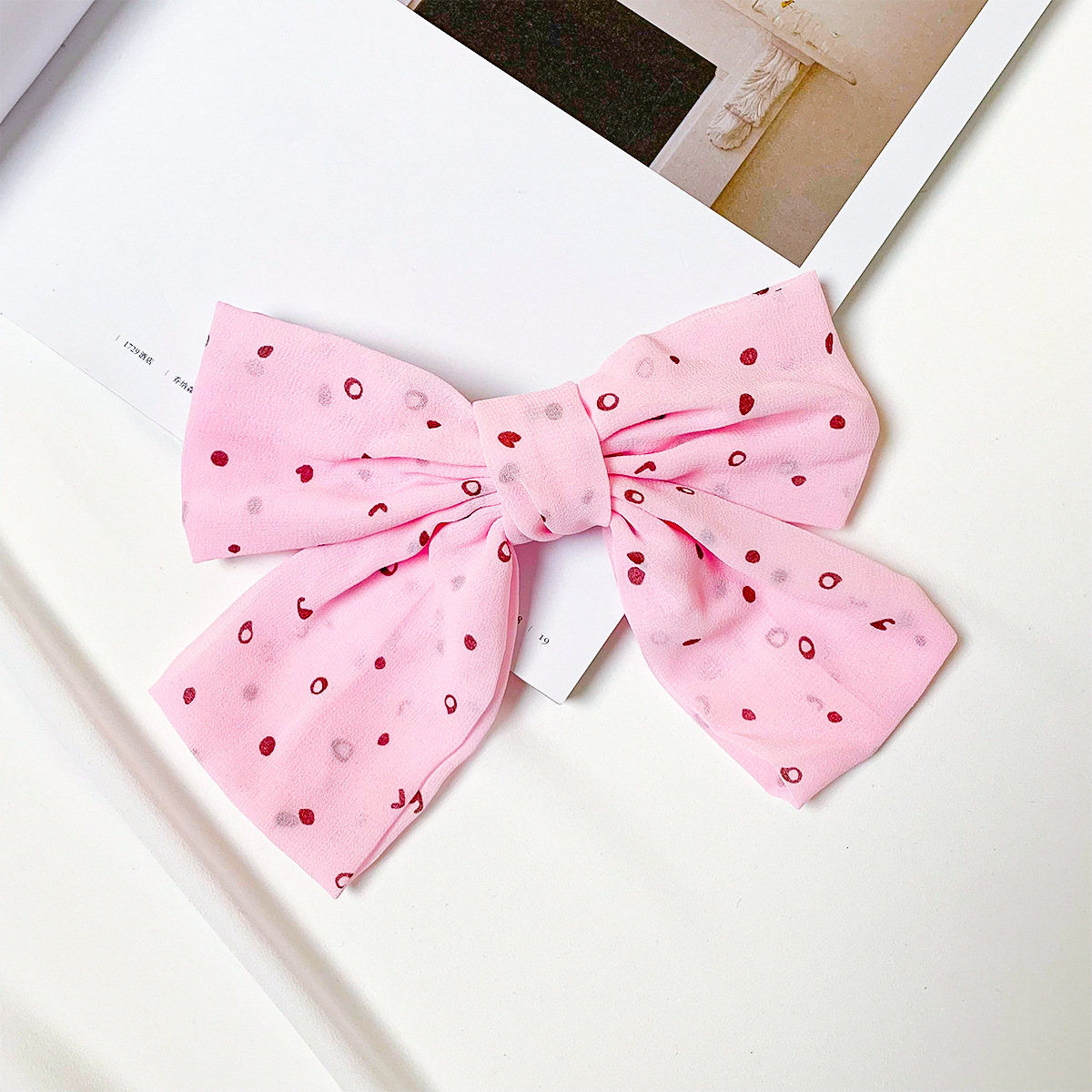 9:Pink polka-dot spring clip