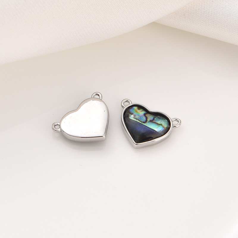 A white gold heart pendant (10 * 14mm)