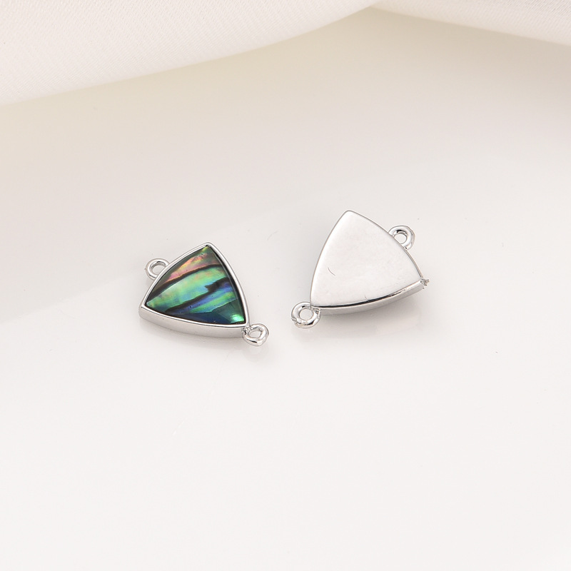 A platinum, triangular pendant (14 * 10mm)