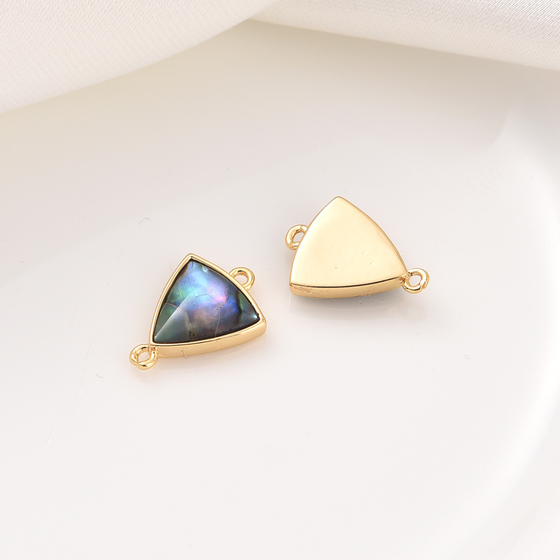 18K gold, one triangular pendant (14 * 10mm)