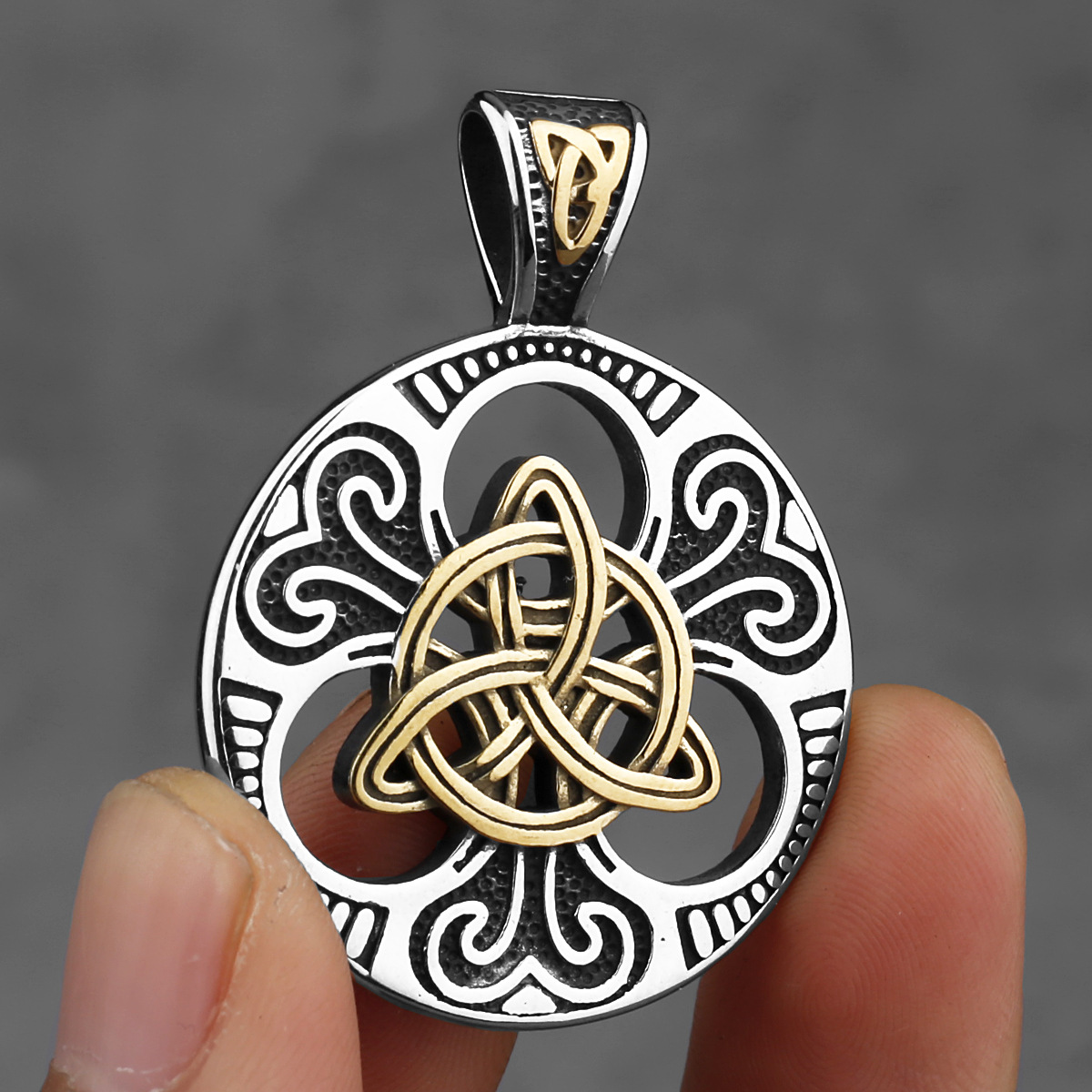 Gold, single pendant