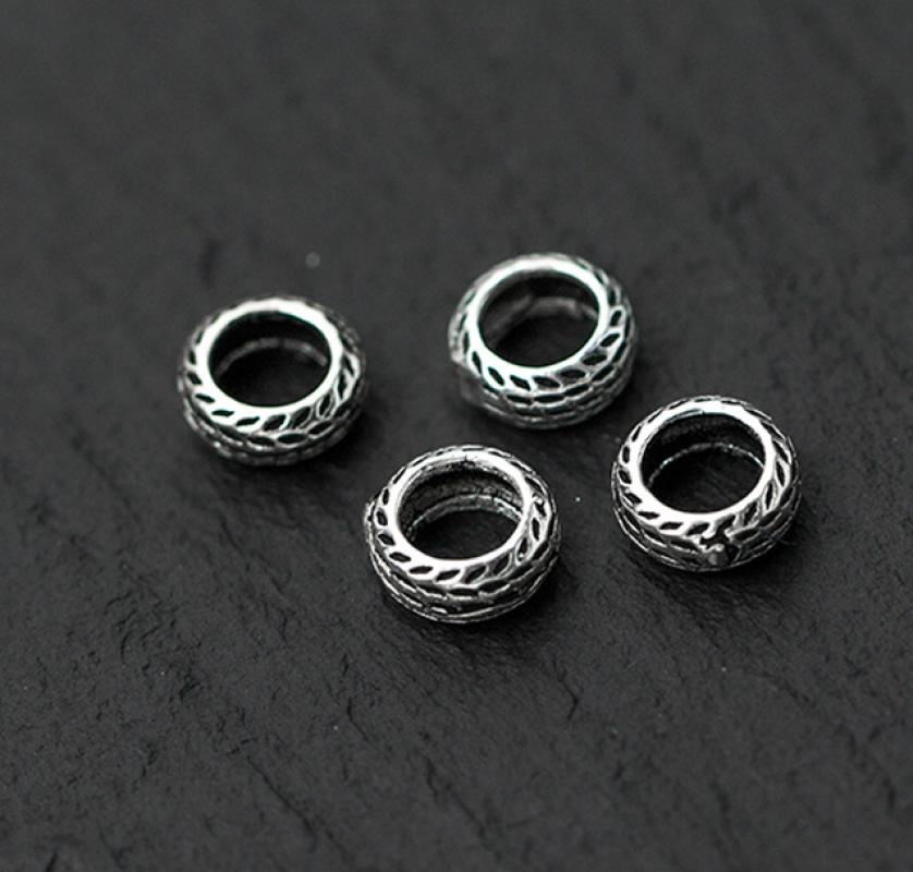 2:Plain Silver Large-7.5 * 7.5 * 3mm (inside diameter 5mm)