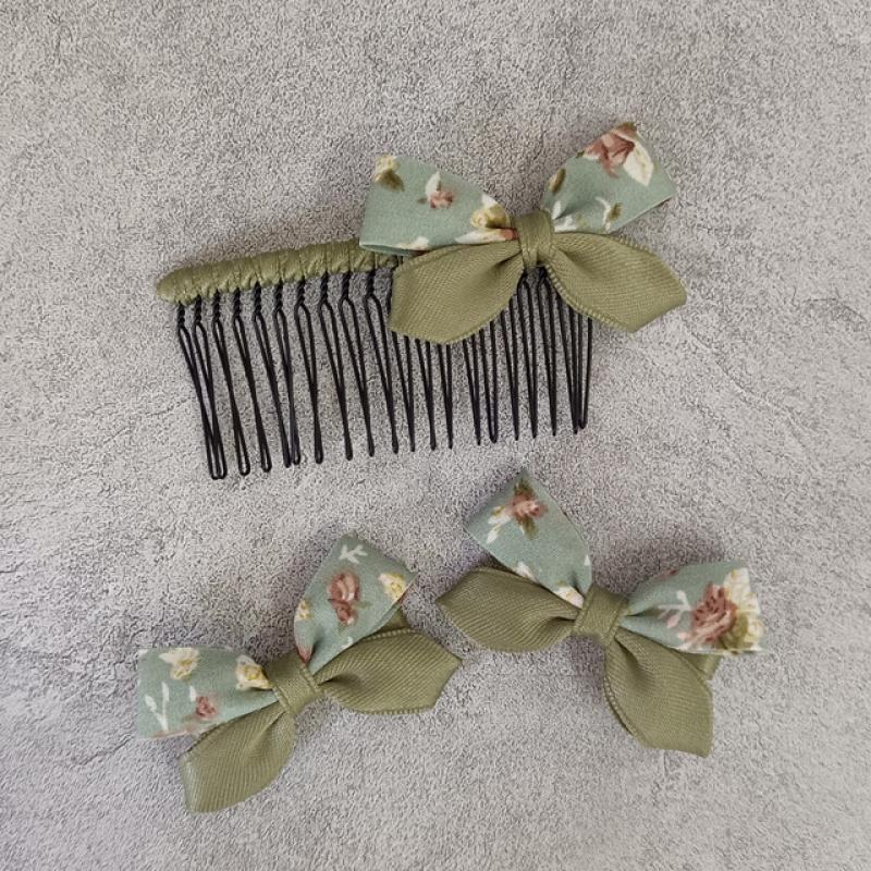 A set of hair combs